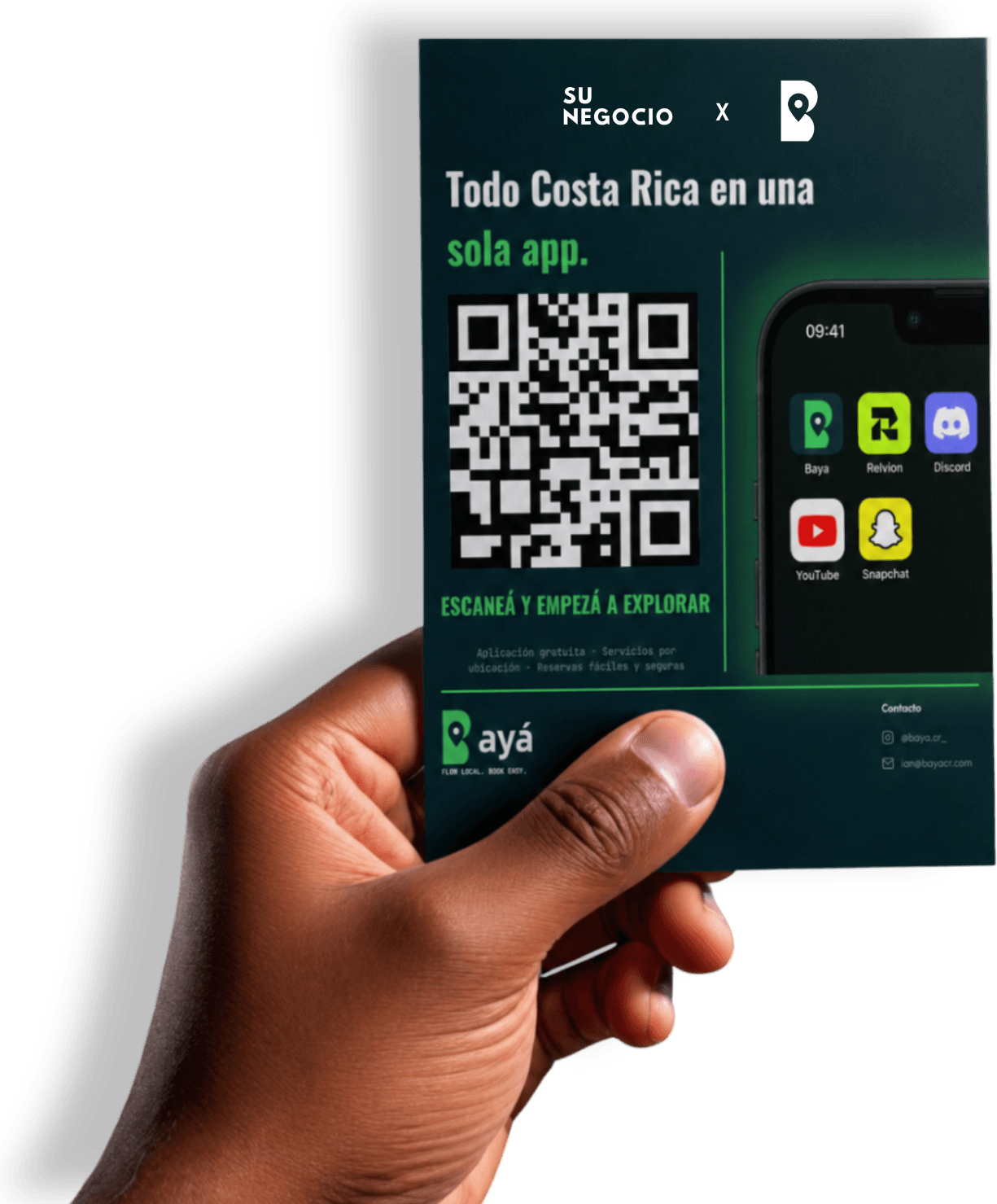 Mano sosteniendo un flyer de BAYÁ con código QR para socios